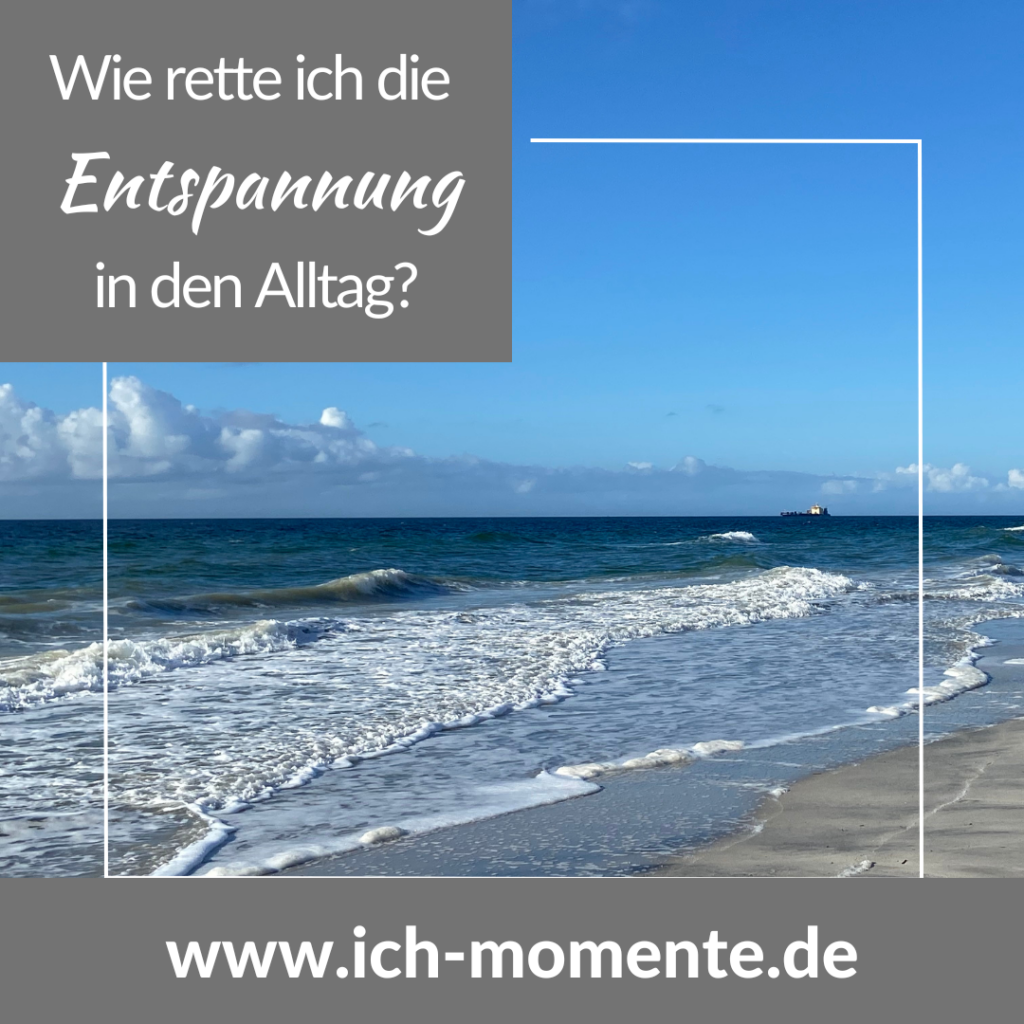 Ein leerer Strand im Sonnenschein